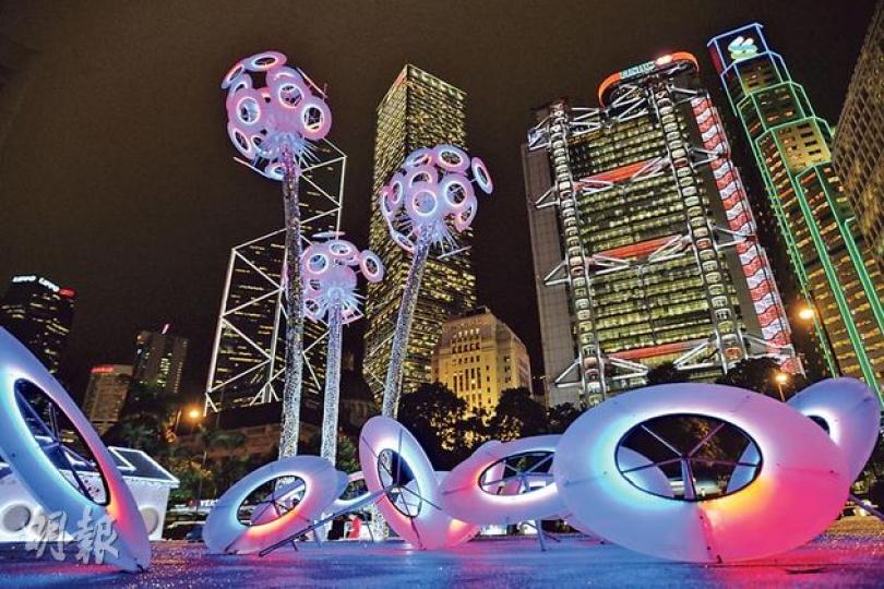 美國設計師Robert Buchholz創作的蒲公英形藝術品《WISH》,70粒「種子」(上圖圓形裝置)共安裝了36,000顆LED燈,在電腦系統的控制下可跟隨音樂變色,甚至同時間顯示各種顏色(如圖)。七彩繽紛的《WISH》,與鄰近商廈的霓虹燈互相輝映。(盧翊銘攝) 美國設計師Robert Buchholz創作的蒲公英形藝術品《WISH》,70粒「種子」(上圖圓形裝置)共安裝了36,000顆LED燈,在電腦系統的控制下可跟隨音樂變色,甚至同時間顯示各種顏色(如圖)。七彩繽紛的《WISH》,與鄰近商廈的霓虹燈互相輝映。(盧翊銘攝)