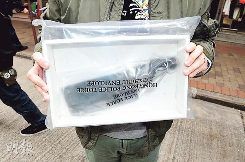 警員及政府化驗所職員昨午2時許到兇案現場，檢走12吋長兇器菜刀（圖）、染血鞋盒，以及一些中藥材等證物調查。（湯俊彥攝）