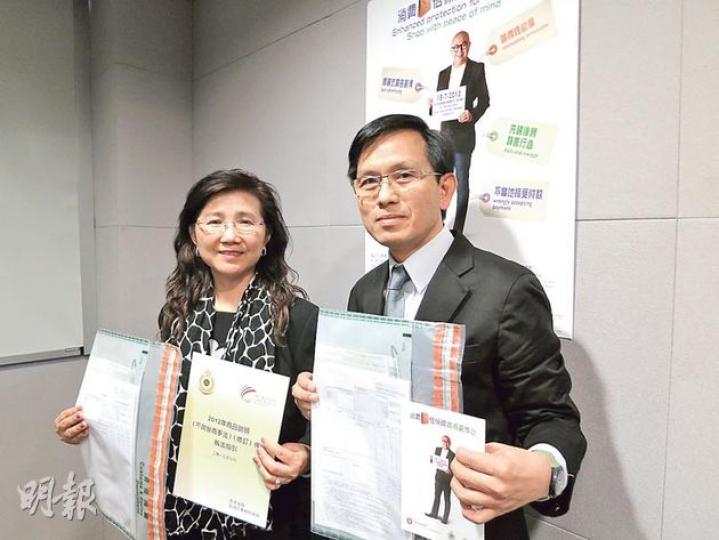 海關總貿易管制主任植順群(左)指出,海關按新修訂《商品說明條例》調查家具連鎖店涉「不當地接受付款」的行為,並拘其負責人,案件涉及交易總額達140萬元,旁為高級貿易管制主任鄧大成。(林耀華攝) 海關總貿易管制主任植順群(左)指出,海關按新修訂《商品說明條例》調查家具連鎖店涉「不當地接受付款」的行為,並拘其負責人,案件涉及交易總額達140萬元,旁為高級貿易管制主任鄧大成。(林耀華攝)