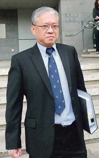 結構工程師鄧偉就(圖)曾向郭妤淺發出報價單,註明獲發入伙紙後的後期工程收費,分為有地庫和無地庫。他稱當時未知工程細節,僅按一般情况報價。(何偉畧攝) 結構工程師鄧偉就(圖)曾向郭妤淺發出報價單,註明獲發入伙紙後的後期工程收費,分為有地庫和無地庫。他稱當時未知工程細節,僅按一般情况報價。(何偉畧攝)