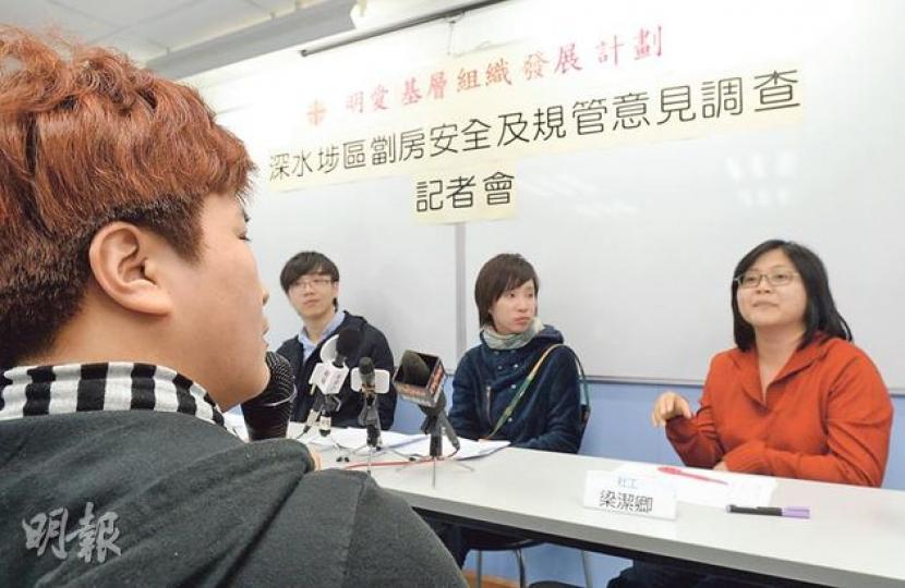 居住在深水埗舊樓劏房、不願正面上鏡的亞燕（左一、背向鏡頭者）贊成規管劏房但憂會令業主加租。（劉焌陶攝）
