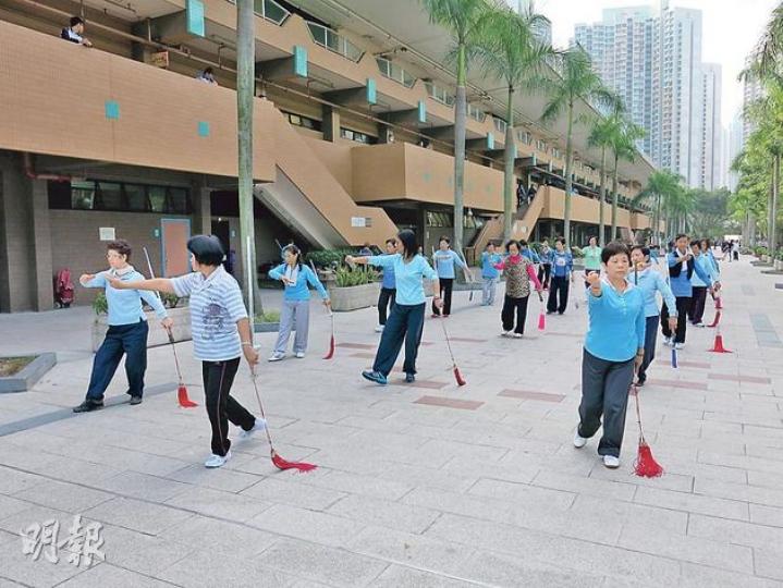 在天水圍運動場附近的廣場舞已堅持了近20年,但「師奶們」音量控制得當,節奏舒緩,似乎並沒有「擾人清夢」,鮮有被人投訴。(果蕾攝) 在天水圍運動場附近的廣場舞已堅持了近20年,但「師奶們」音量控制得當,節奏舒緩,似乎並沒有「擾人清夢」,鮮有被人投訴。(果蕾攝)