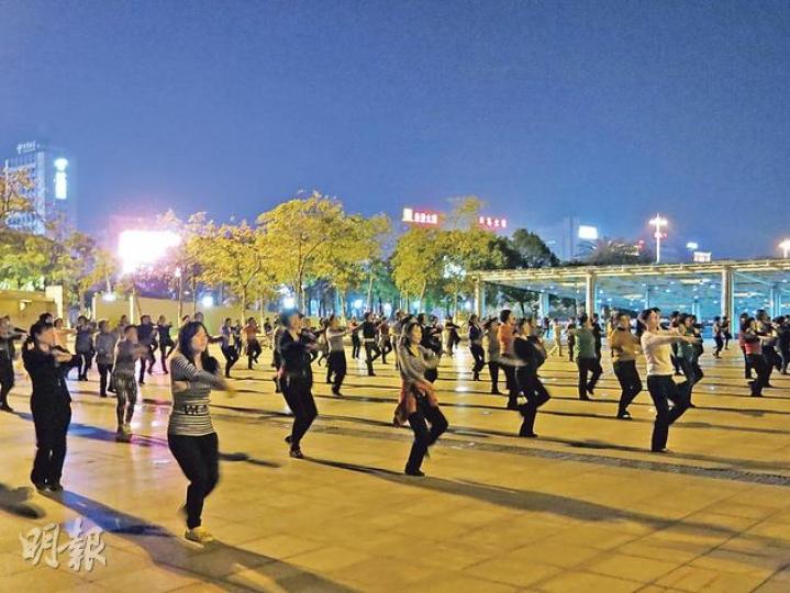 每晚8點,東莞市南城、萬江兩區甚至更遠的「大媽」多則近百、少則幾十,都會依約前往位於南城區心臟地帶的行政廣場,集體跳廣場舞。(果蕾攝) 每晚8點,東莞市南城、萬江兩區甚至更遠的「大媽」多則近百、少則幾十,都會依約前往位於南城區心臟地帶的行政廣場,集體跳廣場舞。(果蕾攝)