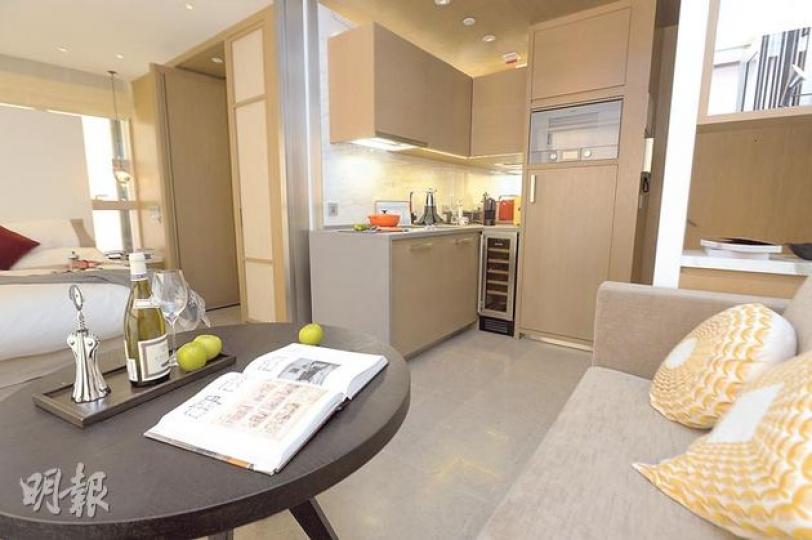 EIGHT SOUTH LANE主打300餘方呎迷你單位;最新曝光的實用315方呎示範單位,以時尚年輕化為設計主調,圖中央為開放式備餐間,圖左方則為寢區,交樓時亦以趟門間隔。(葉家豪攝)(明報製圖) EIGHT SOUTH LANE主打300餘方呎迷你單位;最新曝光的實用315方呎示範單位,以時尚年輕化為設計主調,圖中央為開放式備餐間,圖左方則為寢區,交樓時亦以趟門間隔。(葉家豪攝)(明報製圖)