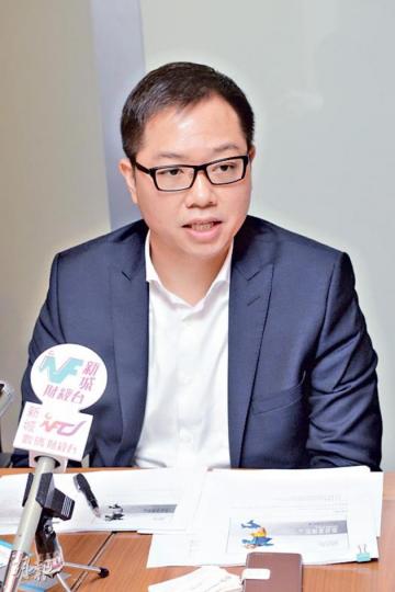 波司登首席財務官麥潤權表示,由於外包生產訂單逐步轉移至東南亞,預料下半年貼牌加工業務收入將續跌一成。(陳淑安攝) 波司登首席財務官麥潤權表示,由於外包生產訂單逐步轉移至東南亞,預料下半年貼牌加工業務收入將續跌一成。(陳淑安攝)