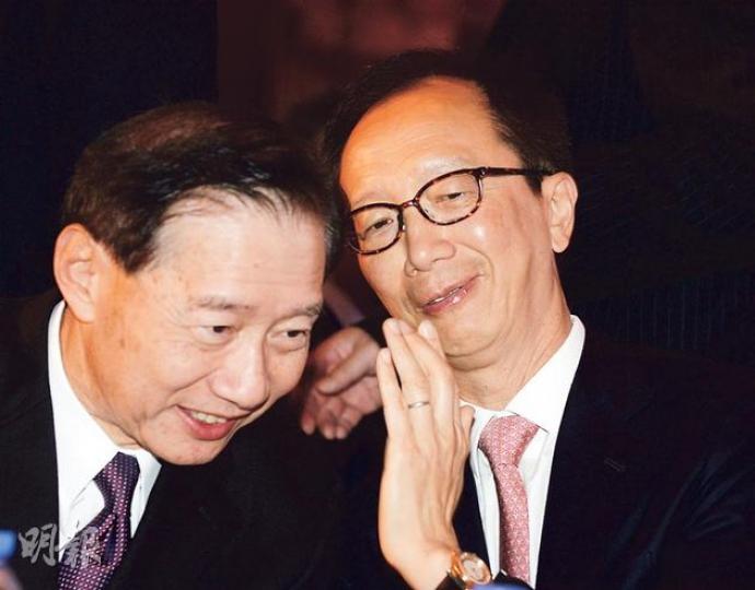 噚日匯豐亞太區副主席兼行政總裁王冬勝(右)同埋黑石集團大中華區主席梁錦松(右)齊齊現身中國併購年會論壇,兩位商界猛人被安排喺主人枱相鄰而坐,仲不時耳語密談。(劉焌陶攝) 噚日匯豐亞太區副主席兼行政總裁王冬勝(右)同埋黑石集團大中華區主席梁錦松(右)齊齊現身中國併購年會論壇,兩位商界猛人被安排喺主人枱相鄰而坐,仲不時耳語密談。(劉焌陶攝)