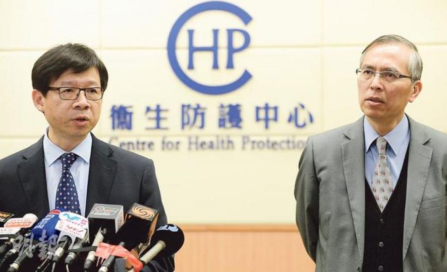 衛生防護中心總監梁挺雄(左)公布,下周一開始為2至5歲從未打過13價肺炎鏈球菌的兒童分階段補種疫苗。旁為醫管局兒科中央統籌委員會主席李志光醫生。(劉焌陶攝) 衛生防護中心總監梁挺雄(左)公布,下周一開始為2至5歲從未打過13價肺炎鏈球菌的兒童分階段補種疫苗。旁為醫管局兒科中央統籌委員會主席李志光醫生。(劉焌陶攝)