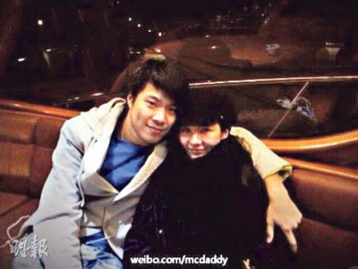 黃奕與老公黃毅清前晚拍拖夜遊浦江,還上載合照曬恩愛。(微博圖片) 黃奕與老公黃毅清前晚拍拖夜遊浦江,還上載合照曬恩愛。(微博圖片)