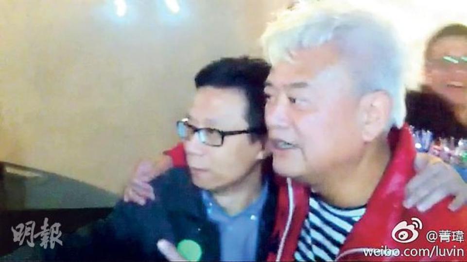 阿叻與王維基搭膊頭,似乎無芥蒂。(微博圖片) 阿叻與王維基搭膊頭,似乎無芥蒂。(微博圖片)
