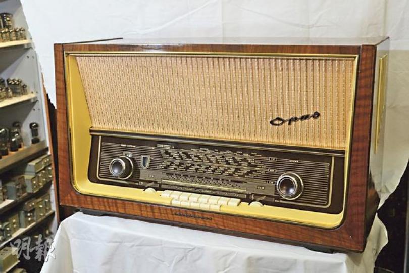 Telefunken Opus 8﹕1961年出品,8膽機,德國製 - 收價:2000多港元。現售:10,000港元。此機可說是當年的Hi-Fi版收音機,原因除了比基本的五膽機有更多膽外,這型號收音機備有6隻喇叭,可收現在的FM頻道(德國稱為UKW)。(陳淑安攝)打開後蓋,除可找到8隻膽,還可看見兩隻8×10吋的全音、兩隻4吋中音及兩隻超高音,共6隻喇叭,音色非常強勁。(陳淑安攝)GRUNDIG 5399 Stereo﹕1962年出品,11膽機,德國製 - 收價:2000多港元。現售:9000港 Telefunken Opus 8﹕1961年出品,8膽機,德國製 - 收價:2000多港元。現售:10,000港元。此機可說是當年的Hi-Fi版收音機,原因除了比基本的五膽機有更多膽外,這型號收音機備有6隻喇叭,可收現在的FM頻道(德國稱為UKW)。(陳淑安攝)打開後蓋,除可找到8隻膽,還可看見兩隻8×10吋的全音、兩隻4吋中音及兩隻超高音,共6隻喇叭,音色非常強勁。(陳淑安攝)GRUNDIG 5399 Stereo﹕1962年出品,11膽機,德國製 - 收價:2000多港元。現售:9000港