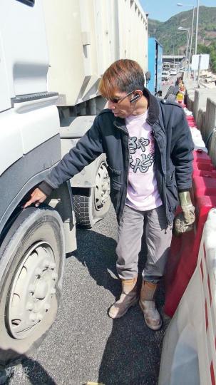 泥頭車司機譚先生批評路政署在這繁忙路段「設下大陷阱」,令他要花約2萬元更換6條輪胎。(林智傑攝) 泥頭車司機譚先生批評路政署在這繁忙路段「設下大陷阱」,令他要花約2萬元更換6條輪胎。(林智傑攝)