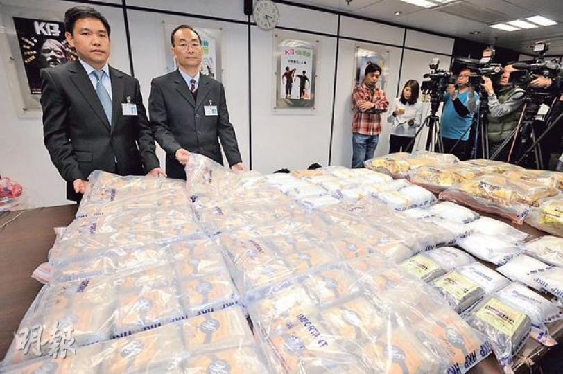 警方毒品調查科警司馬信光(右)及署理總督察張伯傑(左)展示檢獲市值4200萬元懷疑毒品。(衛永康攝) 警方毒品調查科警司馬信光(右)及署理總督察張伯傑(左)展示檢獲市值4200萬元懷疑毒品。(衛永康攝)