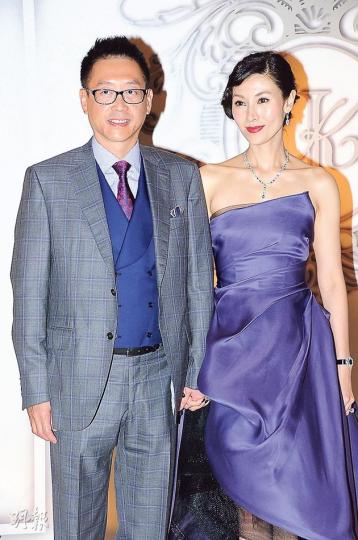 李嘉欣與丈夫許晉亨十指緊扣曬恩愛。(攝影:鍾偉茵)劉鑾雄與女友甘比手拖手出席婚宴。(攝影:鍾偉茵)熊黛林即使撞見舊愛郭富城,也會大方打招呼。(攝影:鍾偉茵)特首梁振英在蔡志明與太太迎接之下到場。(攝影:鍾偉茵)蔡志明與太太感激澳門特首崔世安到賀。(攝影:鍾偉茵)鄭家純笑到四萬咁口向一對新人送上祝福。(攝影:鍾偉茵)「四叔」李兆基戥老友蔡志明娶新抱感到開心。(攝影:鍾偉茵)朱玲玲與夫婿羅康瑞有影皆雙。(攝影:鍾偉茵)霍啓剛(右)與霍啓山恭賀一對新人。(攝影:鍾偉茵)任達華與琦琦帶囡囡見識世紀婚禮。 李嘉欣與丈夫許晉亨十指緊扣曬恩愛。(攝影:鍾偉茵)劉鑾雄與女友甘比手拖手出席婚宴。(攝影:鍾偉茵)熊黛林即使撞見舊愛郭富城,也會大方打招呼。(攝影:鍾偉茵)特首梁振英在蔡志明與太太迎接之下到場。(攝影:鍾偉茵)蔡志明與太太感激澳門特首崔世安到賀。(攝影:鍾偉茵)鄭家純笑到四萬咁口向一對新人送上祝福。(攝影:鍾偉茵)「四叔」李兆基戥老友蔡志明娶新抱感到開心。(攝影:鍾偉茵)朱玲玲與夫婿羅康瑞有影皆雙。(攝影:鍾偉茵)霍啓剛(右)與霍啓山恭賀一對新人。(攝影:鍾偉茵)任達華與琦琦帶囡囡見識世紀婚禮。