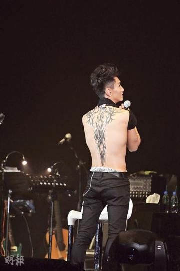 陳柏宇拉起上衫露出背部紋身,堅持不肯正面曬胸肌。(攝影/記者﹕林祖傑)陳柏宇獲女友符曉薇撐場,當然開心。(攝影/記者﹕林祖傑)Jason做出心形手勢,是想向台下的如友示愛?(攝影/記者﹕林祖傑)Jason開騷,邀得恭碩良任嘉賓。(攝影/記者﹕林祖傑) 陳柏宇拉起上衫露出背部紋身,堅持不肯正面曬胸肌。(攝影/記者﹕林祖傑)陳柏宇獲女友符曉薇撐場,當然開心。(攝影/記者﹕林祖傑)Jason做出心形手勢,是想向台下的如友示愛?(攝影/記者﹕林祖傑)Jason開騷,邀得恭碩良任嘉賓。(攝影/記者﹕林祖傑)
