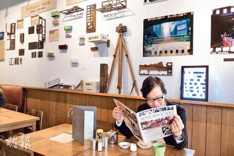 Kenneth為負責設計的建築師,連Café內的木桌和書店的書架都是重新設計,他背後的展示牆更會定期更換展品,訪問當日展出的,是本地設計師的針孔相機作品。(天仁攝) Kenneth為負責設計的建築師,連Café內的木桌和書店的書架都是重新設計,他背後的展示牆更會定期更換展品,訪問當日展出的,是本地設計師的針孔相機作品。(天仁攝)