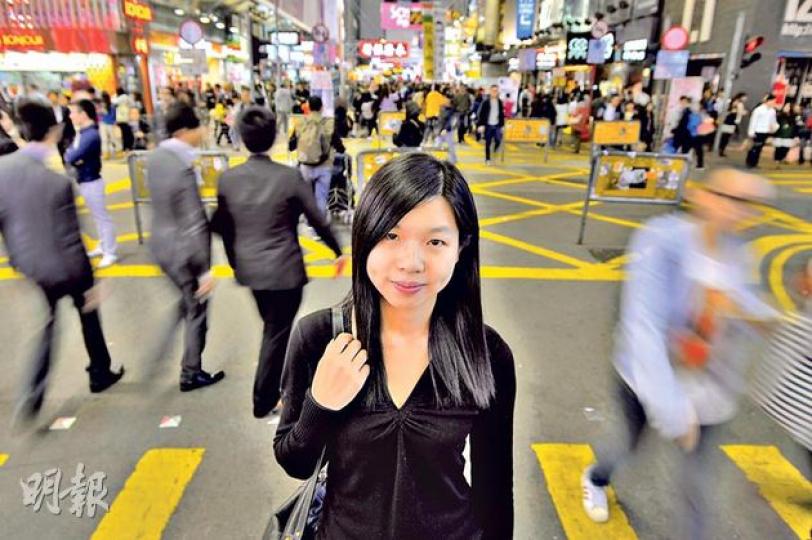 陳寬彤曾經在美國Bryant Park體會過他方如何經營「公共空間」。她說公園先劃出特定的位置由公眾使用,賣藝人或其他市民可先在公園網頁登記,依時到公園出現。「我以遊客身分參與過公園的瑜伽班。主辦的單位也是瑜伽學校作宣傳目的。我按時到公園的地點,拿過一塊瑜伽蓆便可以跟着做瑜伽。」(葉家豪攝) 陳寬彤曾經在美國Bryant Park體會過他方如何經營「公共空間」。她說公園先劃出特定的位置由公眾使用,賣藝人或其他市民可先在公園網頁登記,依時到公園出現。「我以遊客身分參與過公園的瑜伽班。主辦的單位也是瑜伽學校作宣傳目的。我按時到公園的地點,拿過一塊瑜伽蓆便可以跟着做瑜伽。」(葉家豪攝)