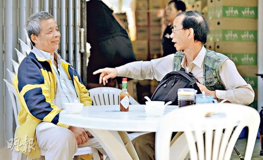 代表西灣村申請司法覆核反對政府將大浪西灣納入郊野公園範圍的黎多密(左),昨於村內遇上前來遠足爭取保育的前天文台長林超英(右),二人未因歧見口角,並坐下交流。(余俊亮攝)近百市民昨響應呼籲,從西灣亭步行2.5公里至大浪西灣,以支持政府將大浪西灣納入郊野公園範圍。參加者後來在大浪西灣海灘「砌出」心形圖案,表達熱愛郊區之情。(余俊亮攝) 代表西灣村申請司法覆核反對政府將大浪西灣納入郊野公園範圍的黎多密(左),昨於村內遇上前來遠足爭取保育的前天文台長林超英(右),二人未因歧見口角,並坐下交流。(余俊亮攝)近百市民昨響應呼籲,從西灣亭步行2.5公里至大浪西灣,以支持政府將大浪西灣納入郊野公園範圍。參加者後來在大浪西灣海灘「砌出」心形圖案,表達熱愛郊區之情。(余俊亮攝)