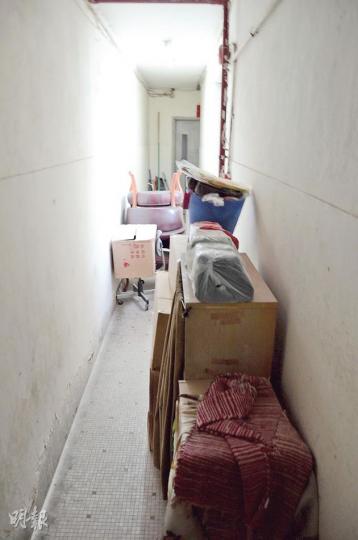 油麻地文苑樓前座昨發生火警,記者到訪大廈,發現中座的14樓梯間有大量雜物,一旦起火恐會阻礙逃生,向住戶拍門了解但未有人回應。(丁灝嵐攝) 油麻地文苑樓前座昨發生火警,記者到訪大廈,發現中座的14樓梯間有大量雜物,一旦起火恐會阻礙逃生,向住戶拍門了解但未有人回應。(丁灝嵐攝)