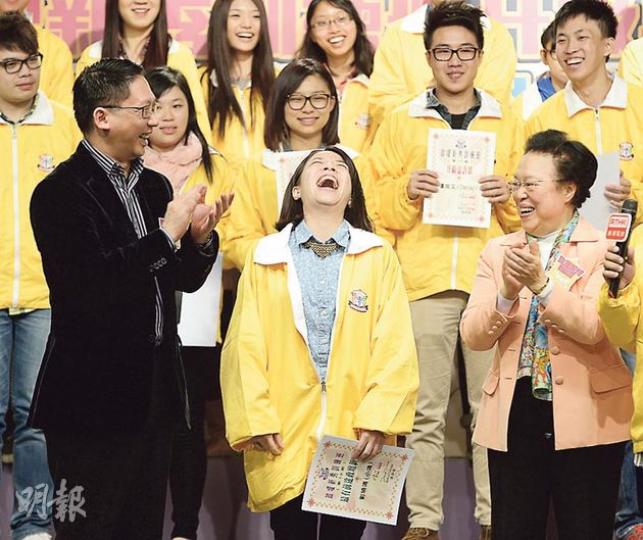 律政司長袁國強(前左)、基本法委員會委員譚惠珠(前右)昨出席港台《政壇新秀訓練班》的升級典禮,被選為最有潛質的政壇新秀小鳴(中)獲獎時十分高興(圖)。她其後在袁國強手上領過獎狀,分享感受時說若法律無法保障公義,人民有權推翻,台下報以熱烈掌聲。(余俊亮攝) 律政司長袁國強(前左)、基本法委員會委員譚惠珠(前右)昨出席港台《政壇新秀訓練班》的升級典禮,被選為最有潛質的政壇新秀小鳴(中)獲獎時十分高興(圖)。她其後在袁國強手上領過獎狀,分享感受時說若法律無法保障公義,人民有權推翻,台下報以熱烈掌聲。(余俊亮攝)