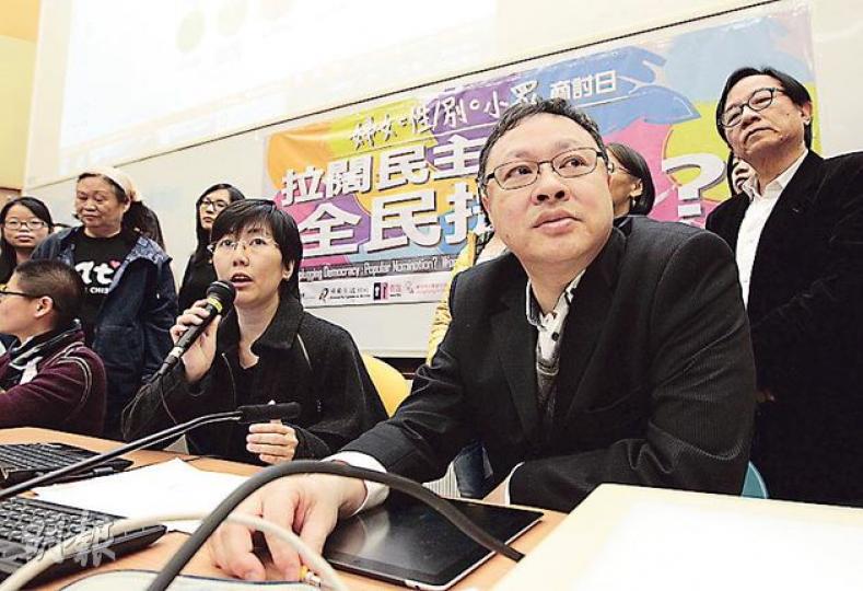 佔中發起人之一戴耀廷(前右)昨出席「婦女•性/別•小眾」佔中商討日。他表示明年1月18日將舉行大型商討日,作為佔中發起一周年的回顧,以及與各個曾舉辦商討日的團體商議未來行動。(李澤彤攝) 佔中發起人之一戴耀廷(前右)昨出席「婦女•性/別•小眾」佔中商討日。他表示明年1月18日將舉行大型商討日,作為佔中發起一周年的回顧,以及與各個曾舉辦商討日的團體商議未來行動。(李澤彤攝)