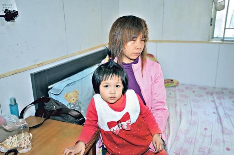 不慎跌死的油漆工陳春明,遺下妻子及3歲半稚女徬徨無依,刻下能否支付丈夫的殮葬費亦成疑,急需援手。(衛永康攝) 不慎跌死的油漆工陳春明,遺下妻子及3歲半稚女徬徨無依,刻下能否支付丈夫的殮葬費亦成疑,急需援手。(衛永康攝)