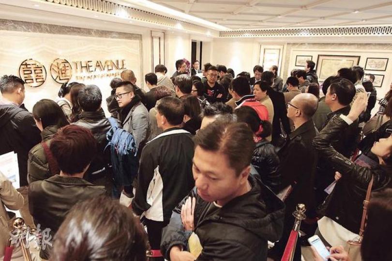 灣仔囍匯2期昨次輪揀樓,220伙不足4小時內全數沽清,套現逾19億元,發展商隨即加推220伙。(李澤彤攝)(明報製圖)東涌昇薈周末兩日累沽逾280伙,佔現時可售單位近九成,發展商表示,將加推768伙。(何建邦攝)曾於首輪落空、至少入6票的「美容天后」鄭明明(左),昨終購得心頭好,她稱自己買入的是一房單位。市傳指她共購入兩個一房戶,料涉近2000萬元。圖右為鄭明明丈夫陳樹德。(何建邦攝)因《盛女愛作戰》而著名的婚姻介紹所老闆吳美玲(Mei Ling,右)以約1600萬元購入一個中層兩房戶,她表示自 灣仔囍匯2期昨次輪揀樓,220伙不足4小時內全數沽清,套現逾19億元,發展商隨即加推220伙。(李澤彤攝)(明報製圖)東涌昇薈周末兩日累沽逾280伙,佔現時可售單位近九成,發展商表示,將加推768伙。(何建邦攝)曾於首輪落空、至少入6票的「美容天后」鄭明明(左),昨終購得心頭好,她稱自己買入的是一房單位。市傳指她共購入兩個一房戶,料涉近2000萬元。圖右為鄭明明丈夫陳樹德。(何建邦攝)因《盛女愛作戰》而著名的婚姻介紹所老闆吳美玲(Mei Ling,右)以約1600萬元購入一個中層兩房戶,她表示自