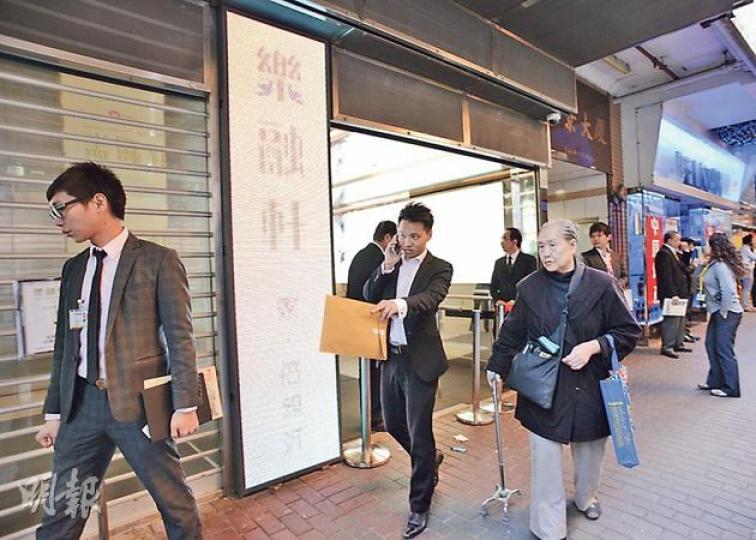樂融軒﹕筲箕灣樂融軒昨晚截止認購登記,惟房協卻沒有公布具體入票數字。市場估計,樂融軒周6推出的212伙,僅獲足額、或輕微超額認購,反應僅一般,與市建局近日推售的灣仔熱盤囍 樂融軒﹕筲箕灣樂融軒昨晚截止認購登記,惟房協卻沒有公布具體入票數字。市場估計,樂融軒周6推出的212伙,僅獲足額、或輕微超額認購,反應僅一般,與市建局近日推售的灣仔熱盤囍