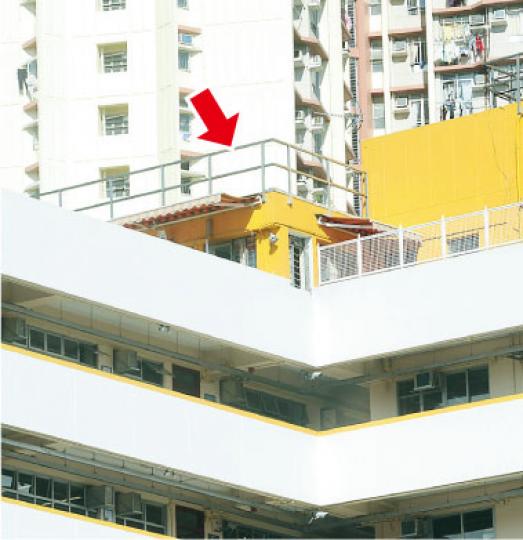 聖公會基孝中學校長宿舍設於學校頂層(箭嘴示),被綁起的外傭於校長宿舍工作,學校範圍廣設50多部閉路電視攝錄機。(鍾炳然攝) 聖公會基孝中學校長宿舍設於學校頂層(箭嘴示),被綁起的外傭於校長宿舍工作,學校範圍廣設50多部閉路電視攝錄機。(鍾炳然攝)