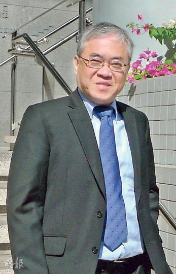 結構工程師鄧偉就(圖)重申,辭去唐宅結構工程師職務並非因為與建築師何仲怡鬧不快,而是「有人要求我做非法僭建,我絕對唔可以違反建築物條例」。(何偉畧攝)高級屋宇測量師高翹建解釋,署方為審批入伙紙而到場視察,會提出明顯與批准圖則不符的建築,但不會處處量度建築是否合乎圖則。他明言認可人士有責任證明建築合乎圖則。(何偉畧攝) 結構工程師鄧偉就(圖)重申,辭去唐宅結構工程師職務並非因為與建築師何仲怡鬧不快,而是「有人要求我做非法僭建,我絕對唔可以違反建築物條例」。(何偉畧攝)高級屋宇測量師高翹建解釋,署方為審批入伙紙而到場視察,會提出明顯與批准圖則不符的建築,但不會處處量度建築是否合乎圖則。他明言認可人士有責任證明建築合乎圖則。(何偉畧攝)