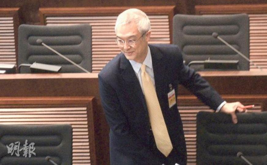 被立法會議員問及處罰無綫亦難解決其壟斷藝人的問題,會否感到氣餒?何沛謙回應「不覺得氣餒」,並強調通訊局會「盡心盡力、義不容辭」。(劉焌陶攝)蘇錦樑不點名批評受聘於政府、就免費電視發牌撰寫顧問報告的威普諮詢顧問,未經客戶同意便公開就研究範疇發表個人意見,對此表示遺憾。(劉焌陶攝) 被立法會議員問及處罰無綫亦難解決其壟斷藝人的問題,會否感到氣餒?何沛謙回應「不覺得氣餒」,並強調通訊局會「盡心盡力、義不容辭」。(劉焌陶攝)蘇錦樑不點名批評受聘於政府、就免費電視發牌撰寫顧問報告的威普諮詢顧問,未經客戶同意便公開就研究範疇發表個人意見,對此表示遺憾。(劉焌陶攝)