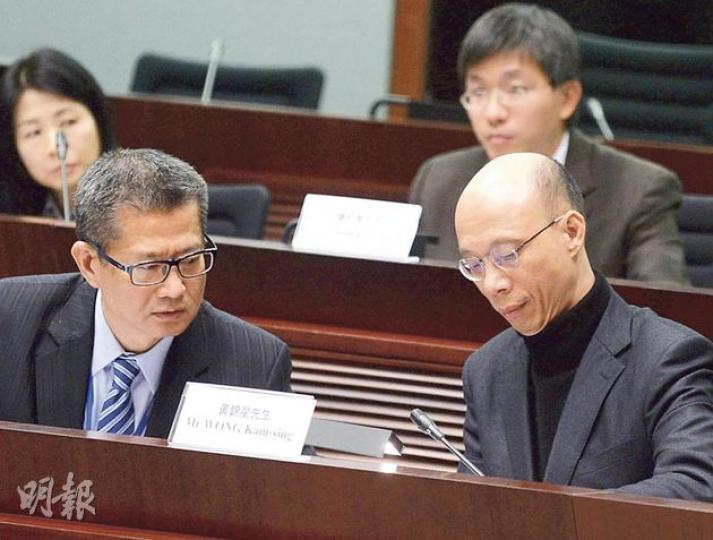 發展局長陳茂波(前排左)承認,政府對環保斗的管理及執法有不妥善的地方,未來會設跨部門工作小組跟進,預料一年內完成檢討。前排右為環境局長黃錦星。(劉焌陶攝) 發展局長陳茂波(前排左)承認,政府對環保斗的管理及執法有不妥善的地方,未來會設跨部門工作小組跟進,預料一年內完成檢討。前排右為環境局長黃錦星。(劉焌陶攝)