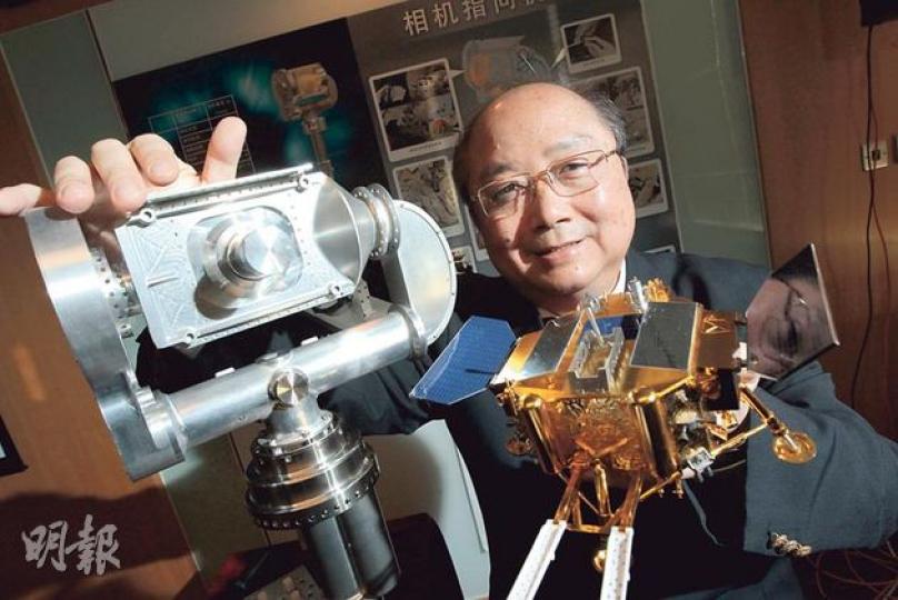 理大教授容啟亮(圖)手捧「相機指向機構系統」(實物原大,左)和着陸器(按比例縮小,右)的模型。(李澤彤攝) 理大教授容啟亮(圖)手捧「相機指向機構系統」(實物原大,左)和着陸器(按比例縮小,右)的模型。(李澤彤攝)