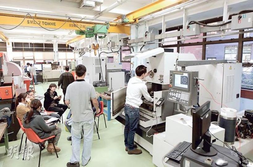 圖為理大學生於生產「相機指向機構系統」的理工大學工業中心內上課。(李澤彤攝) 圖為理大學生於生產「相機指向機構系統」的理工大學工業中心內上課。(李澤彤攝)