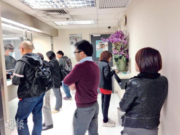 日圓走勢續弱,不少港人也藉機兌換日圓備用,中環的日圓找換公司昨天便出現人龍,有兌換的市民說,早前每百日圓兌港元跌近7.5時,已換入一些日圓以備旅遊之用。(郭慶輝攝) 日圓走勢續弱,不少港人也藉機兌換日圓備用,中環的日圓找換公司昨天便出現人龍,有兌換的市民說,早前每百日圓兌港元跌近7.5時,已換入一些日圓以備旅遊之用。(郭慶輝攝)