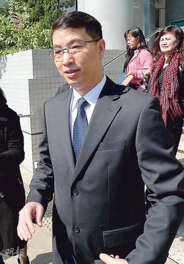 潘志文(圖)為現時民主黨在九龍城區唯一區議員,昨有數十名街坊到庭支持。他們得悉潘被裁定罪成,散庭後為潘呼冤,潘則不時出言安撫。(何偉畧攝) 潘志文(圖)為現時民主黨在九龍城區唯一區議員,昨有數十名街坊到庭支持。他們得悉潘被裁定罪成,散庭後為潘呼冤,潘則不時出言安撫。(何偉畧攝)