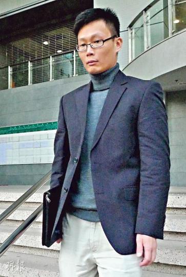 測量師陳炳榮(圖)任職屋宇署時負責批出唐宅的入伙紙,他憶述當時檢查泳池建築,未有走進泳池內檢查,照片則顯示泳池按圖則施工。(何偉畧攝) 測量師陳炳榮(圖)任職屋宇署時負責批出唐宅的入伙紙,他憶述當時檢查泳池建築,未有走進泳池內檢查,照片則顯示泳池按圖則施工。(何偉畧攝)