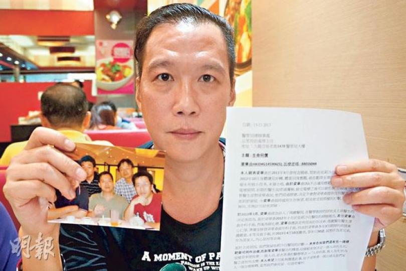 死者兄長梁華潤批評院方未有告知家屬仍有標靶藥可治,誤以為無藥可醫,上月中去信醫管局投訴及追究。圖中他手持的相片中間者為死者梁華燊。(余瑋攝) 死者兄長梁華潤批評院方未有告知家屬仍有標靶藥可治,誤以為無藥可醫,上月中去信醫管局投訴及追究。圖中他手持的相片中間者為死者梁華燊。(余瑋攝)