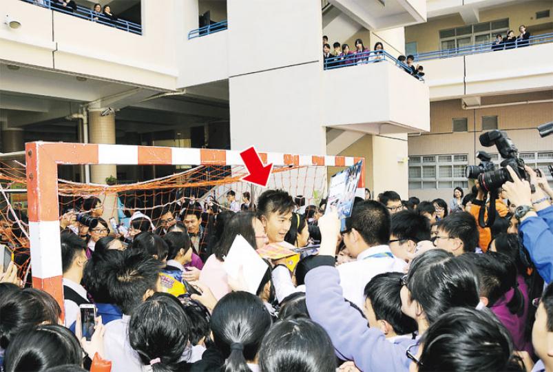 馬國明(箭嘴示)在龍門架動彈不得,變成學生們「獵物」。(攝影/記者﹕梁榮達)羅仲謙、馬國明昨午到學校宣傳《On Call 36小時II》趁機拉票。(攝影/記者﹕梁榮達)李雪瑩(左起)、朱千雪、岑麗香及黃智雯昨日擔任啦啦隊為同事打氣。(攝影/記者﹕梁榮達) 馬國明(箭嘴示)在龍門架動彈不得,變成學生們「獵物」。(攝影/記者﹕梁榮達)羅仲謙、馬國明昨午到學校宣傳《On Call 36小時II》趁機拉票。(攝影/記者﹕梁榮達)李雪瑩(左起)、朱千雪、岑麗香及黃智雯昨日擔任啦啦隊為同事打氣。(攝影/記者﹕梁榮達)