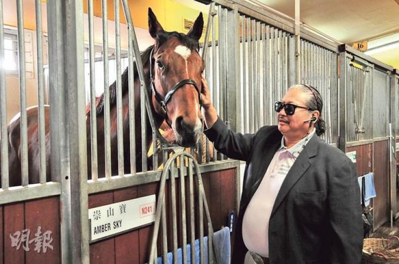 大哥大洪金寶指初見愛駒「崇山寶」時,第一眼已認定這匹馬是「叻仔」。(攝影﹕梁迺楠)洪金寶閒來會入馬房探望愛駒。(攝影﹕梁迺楠) 大哥大洪金寶指初見愛駒「崇山寶」時,第一眼已認定這匹馬是「叻仔」。(攝影﹕梁迺楠)洪金寶閒來會入馬房探望愛駒。(攝影﹕梁迺楠)