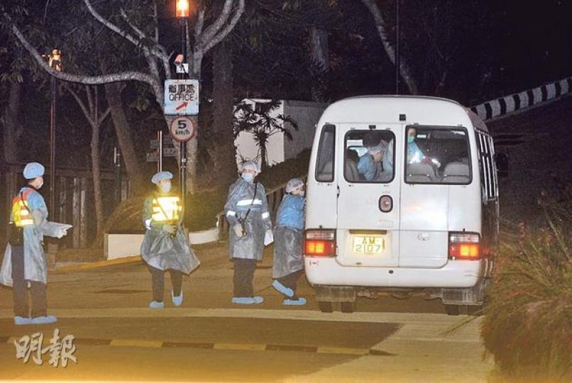 政府原公布前晚會有5人入西貢麥理浩夫人度假村接受隔離,結果至昨晚7時許才有3人被送入營,數名穿上保護衣物人員在場迎接,但另兩人無隨安排入營隔離。(伍浦鋒攝) 政府原公布前晚會有5人入西貢麥理浩夫人度假村接受隔離,結果至昨晚7時許才有3人被送入營,數名穿上保護衣物人員在場迎接,但另兩人無隨安排入營隔離。(伍浦鋒攝)