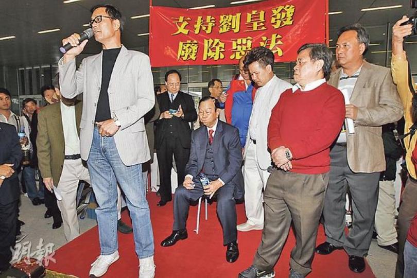 新界原居民權益關注組昨午聚集千人在立會外示威,聲援鄉議局主席劉皇發(中間坐下者)的動議。新界鄉議局代表輪流上台發言,當中田夫仔村長蔡龍威(左前)指出,西灣村民正就村地被納入郊野公園申請司法覆核,若然敗訴,就會聯同3條村啟動復耕計劃,以污染食水逼政府停止把「不包括土地」納入郊野公園。(李紹昌攝) 保衛郊野公園大聯盟約20名成員,昨早帶同食物到立法會外野餐,指西灣村只是一個開始,政府應盡快把其餘50幅土地納入郊野公園範圍,其間環境局長黃錦星(左三)到場接收請願信。(郭慶輝攝) 身兼鄉議局主席的經民聯 新界原居民權益關注組昨午聚集千人在立會外示威,聲援鄉議局主席劉皇發(中間坐下者)的動議。新界鄉議局代表輪流上台發言,當中田夫仔村長蔡龍威(左前)指出,西灣村民正就村地被納入郊野公園申請司法覆核,若然敗訴,就會聯同3條村啟動復耕計劃,以污染食水逼政府停止把「不包括土地」納入郊野公園。(李紹昌攝) 保衛郊野公園大聯盟約20名成員,昨早帶同食物到立法會外野餐,指西灣村只是一個開始,政府應盡快把其餘50幅土地納入郊野公園範圍,其間環境局長黃錦星(左三)到場接收請願信。(郭慶輝攝) 身兼鄉議局主席的經民聯