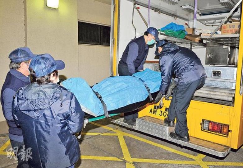 昨凌晨準備乘搭往美國三藩市航班的63歲男子,在機場候機室內突然暈倒,送院搶救不治,仵工將其屍體移送殮房。(蔡方山攝) 昨凌晨準備乘搭往美國三藩市航班的63歲男子,在機場候機室內突然暈倒,送院搶救不治,仵工將其屍體移送殮房。(蔡方山攝)