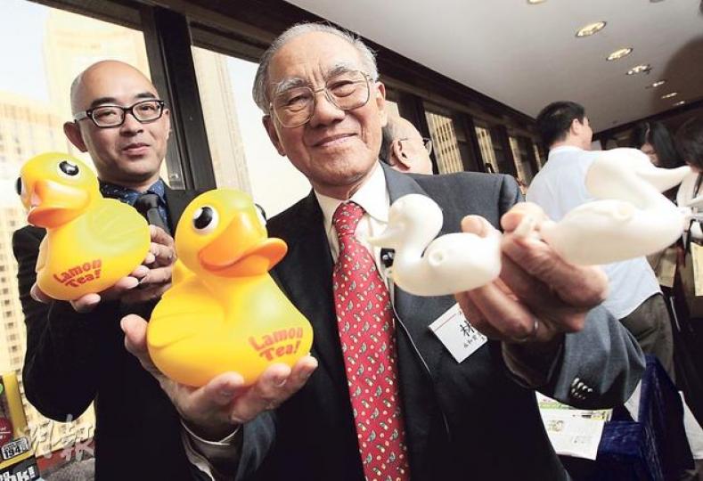 本港玩具業始祖之一的林亮(前)早於1948年開始於香港生產玩具膠鴨,今年應廠商會邀請,於工展會內義賣按當年原版款式製作的膠鴨(左兩隻),讓市民多了解本地製造的歷史。(李澤彤攝) 南北行工展小姐候選人李文潔(圖)昨於工展會記招上先拔頭籌,奪得現場人士票選的「最合眼緣獎」,隨即推廣「超值海味福袋」,內有價值480元的花膠等產品,在場內售1元,限工展會開幕日當天出售10袋。(李澤彤攝) 本港玩具業始祖之一的林亮(前)早於1948年開始於香港生產玩具膠鴨,今年應廠商會邀請,於工展會內義賣按當年原版款式製作的膠鴨(左兩隻),讓市民多了解本地製造的歷史。(李澤彤攝) 南北行工展小姐候選人李文潔(圖)昨於工展會記招上先拔頭籌,奪得現場人士票選的「最合眼緣獎」,隨即推廣「超值海味福袋」,內有價值480元的花膠等產品,在場內售1元,限工展會開幕日當天出售10袋。(李澤彤攝)
