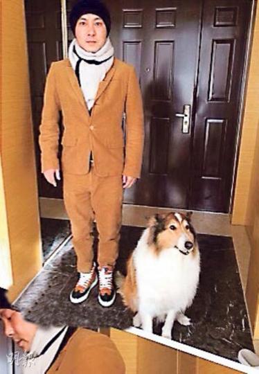 張衛健穿啡色西裝配白色頸巾,與愛犬一樣色﹗(微博圖片) 張衛健穿啡色西裝配白色頸巾,與愛犬一樣色﹗(微博圖片)