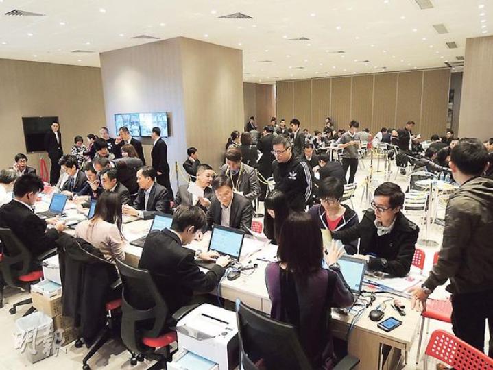 昇薈明天發售768伙,雖然昨日到場入票人士不及上周六首次發售時,但仍錄得2433個認購登記,超額約2.2倍。(林尚民攝) 昇薈明天發售768伙,雖然昨日到場入票人士不及上周六首次發售時,但仍錄得2433個認購登記,超額約2.2倍。(林尚民攝)