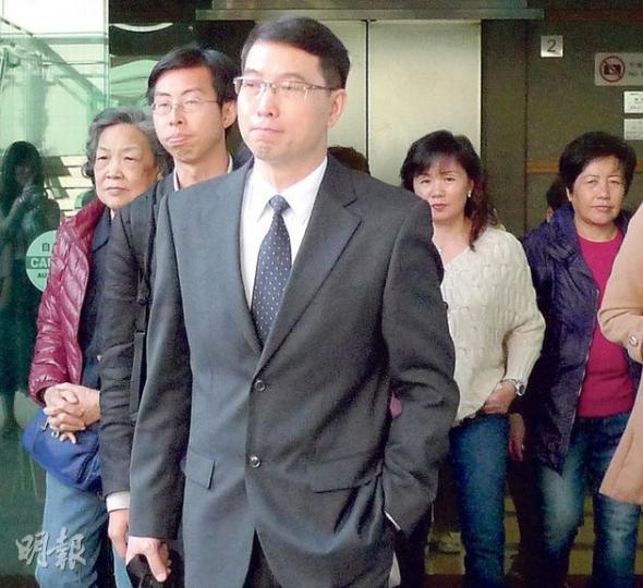 民主黨區議員潘志文(前)因非禮罪被判囚兩個月,被裁判官斥責自毁事業。他強調將繼續服務社群,對上訴的信心則不回應。多名街坊「由頭到尾」支持潘,與他一同離庭。 (何偉畧攝) (明報製圖) 民主黨區議員潘志文(前)因非禮罪被判囚兩個月,被裁判官斥責自毁事業。他強調將繼續服務社群,對上訴的信心則不回應。多名街坊「由頭到尾」支持潘,與他一同離庭。 (何偉畧攝) (明報製圖)