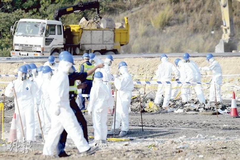 約60名警員身穿「全副武裝」,包括白色保護衣、頭戴安全帽,並配備有過濾功能的「豬嘴口罩」和防 約60名警員身穿「全副武裝」,包括白色保護衣、頭戴安全帽,並配備有過濾功能的「豬嘴口罩」和防