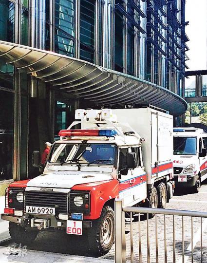 包括證監會等5間金融和傳媒機構昨日收到可疑「白粉信」,警方出動拆彈專家和「拆彈車」(圖)到各機構處理,圖為拆彈車駛入證監會所在的長江中心。(林智傑攝) 包括證監會等5間金融和傳媒機構昨日收到可疑「白粉信」,警方出動拆彈專家和「拆彈車」(圖)到各機構處理,圖為拆彈車駛入證監會所在的長江中心。(林智傑攝)