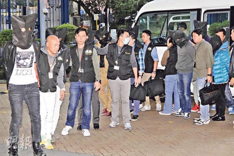 警方搗破經營「sex141.com」的犯罪集團,行動中拘捕114人,包括6名骨幹成員及78名性工作者。(湯俊彥攝) 被搗破的141色情網站同時出版色情刊物,刊登性工作者的廣告,並要求性工作者將廣告費存入集團傀儡戶口,以利用傀儡戶口清洗黑錢。(湯俊彥攝) 警方搗破經營「sex141.com」的犯罪集團,行動中拘捕114人,包括6名骨幹成員及78名性工作者。(湯俊彥攝) 被搗破的141色情網站同時出版色情刊物,刊登性工作者的廣告,並要求性工作者將廣告費存入集團傀儡戶口,以利用傀儡戶口清洗黑錢。(湯俊彥攝)