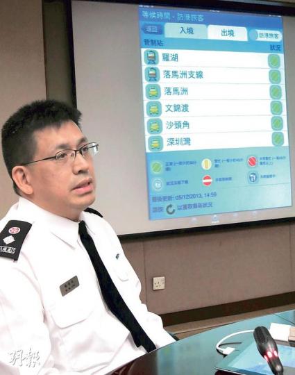 首席入境事務主任駱偉民指出,入境處的新手機App(後)會以3種不同顏色顯示口岸的輪候時間,每15分鐘更新一次。(張煒明攝) 首席入境事務主任駱偉民指出,入境處的新手機App(後)會以3種不同顏色顯示口岸的輪候時間,每15分鐘更新一次。(張煒明攝)